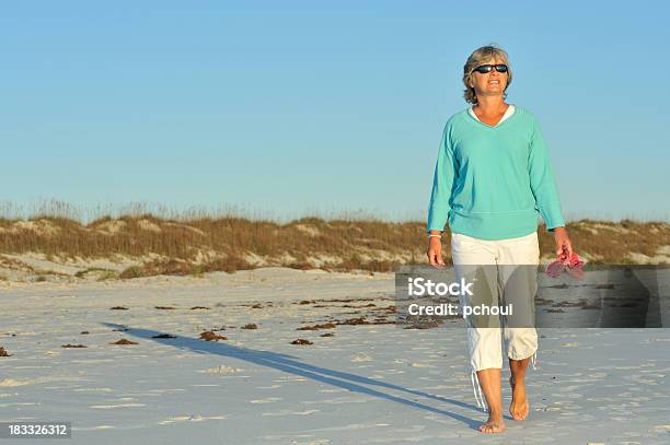 Lächelnde Frau Zu Fuß Am Strand Am Morgen South Urlaub Stockfoto und mehr Bilder von Barfuß