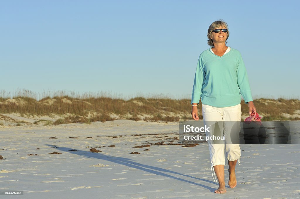 Mulher sorridente a caminhar na praia pela manhã, Sul da cidade - Royalty-free Andar Foto de stock