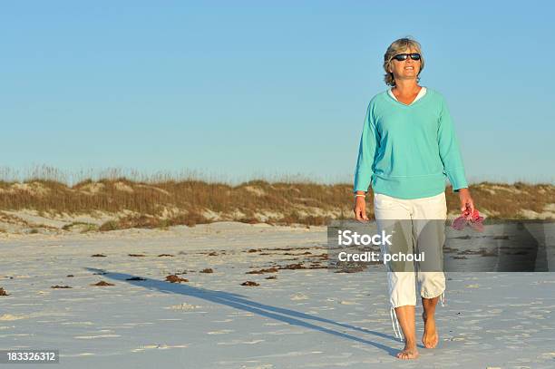 Mulher Sorridente A Caminhar Na Praia Pela Manhã Sul Da Cidade - Fotografias de stock e mais imagens de Andar