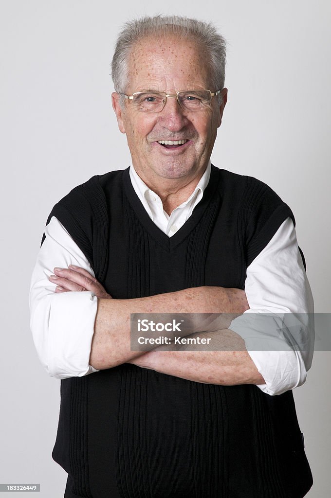 Sorridente homem idoso com Braços Cruzados - Royalty-free 70 anos Foto de stock