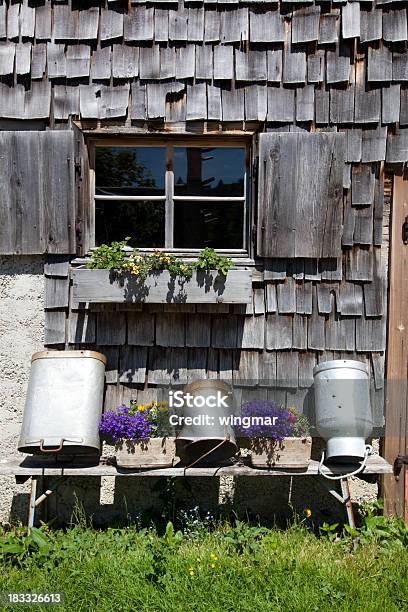 Bella Finestra Di Una Capanna Tradizionale In Tirol Austria - Fotografie stock e altre immagini di Austria