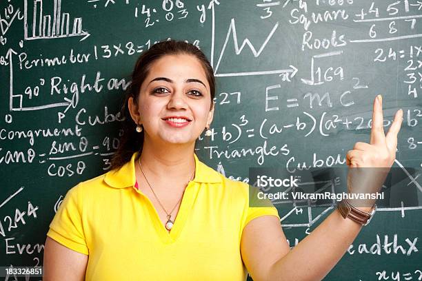 魅力的な若い陽気な女性教師インド数学に Greenboard スクール形式 - 1人のストックフォトや画像を多数ご用意 - 1人, 20代, E=mc2