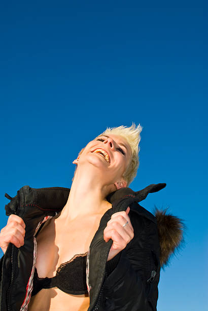 笑顔ですぐの魅力的な金髪の女性が彼女のジャケット - apres ski copy space happiness smiling ストックフォトと画像