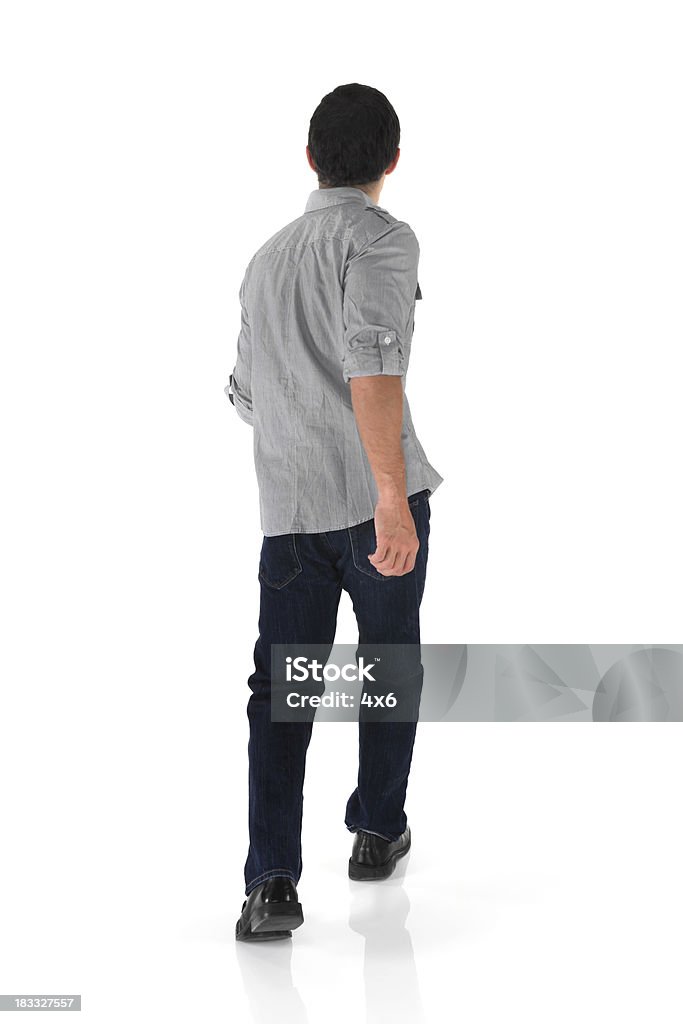 casual uomo a piedi di distanza isolato vista posteriore - Foto stock royalty-free di Partire