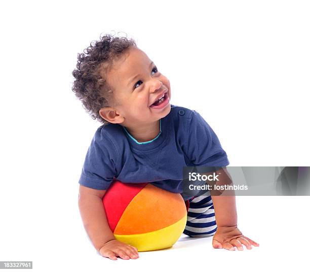 Bebê Sorridente Olhando Para Cima Enquanto Estiver A Jogar Com A Bola - Fotografias de stock e mais imagens de Bebé