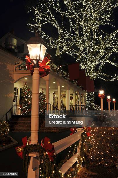 Пакет Услуг Holiday Lights — стоковые фотографии и другие картинки Без людей - Без людей, Вертикальный, Дерево