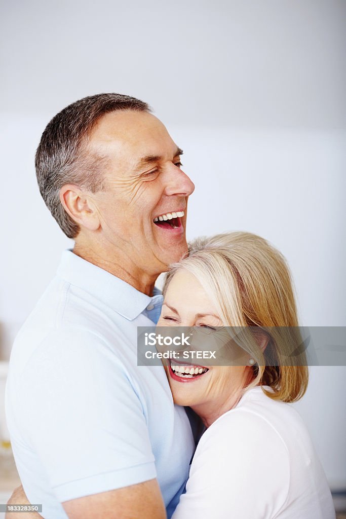 Affectueux couple senior embrassant mutuellement en amour - Photo de Activité de loisirs libre de droits