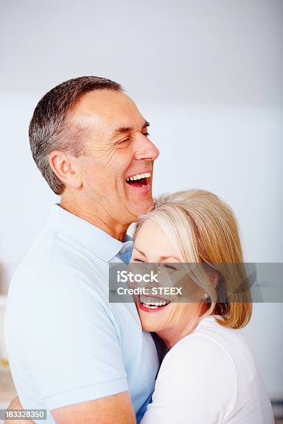 Photo libre de droit de Affectueux Couple Senior Embrassant Mutuellement En Amour banque d'images et plus d'images libres de droit de Activité de loisirs
