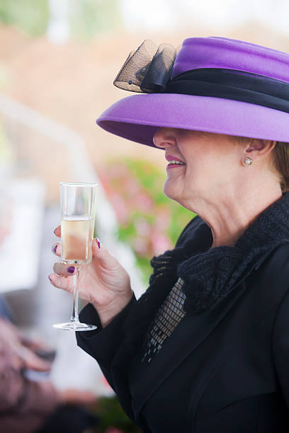 dia da mulher em raças - netting champagne wine drink imagens e fotografias de stock