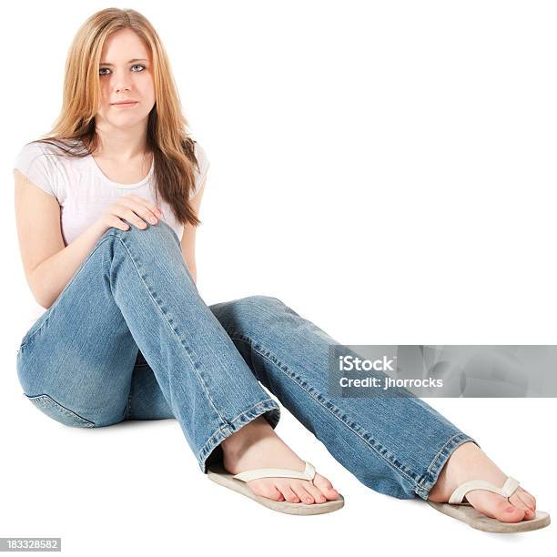 Adolescente Ragazza Seduta Sul Pavimento - Fotografie stock e altre immagini di Ritratto - Ritratto, Sfondo bianco, 16-17 anni