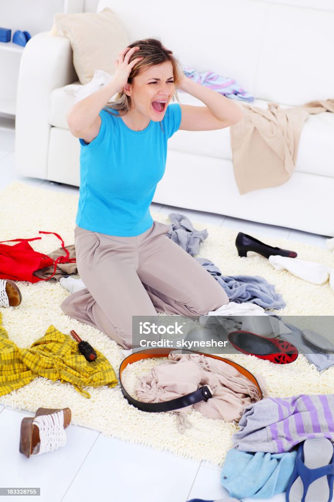 Mujer pateando sobre la situación en la habitación. - Foto de stock de Adulto libre de derechos