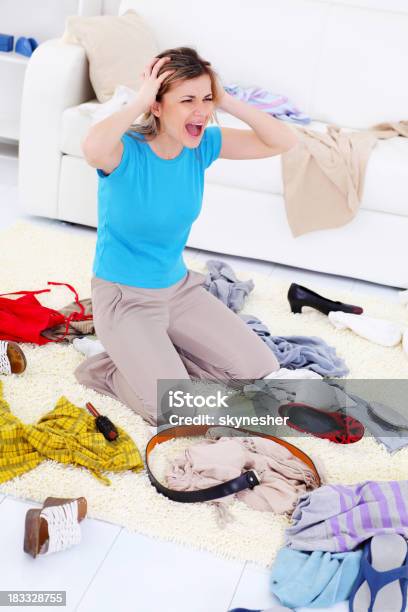 Mujer Pateando Sobre La Situación En La Habitación Foto de stock y más banco de imágenes de Adulto