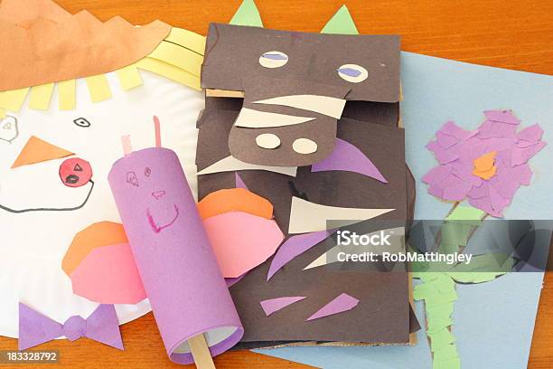 La Infancia Artesanías Foto de stock y más banco de imágenes de Marioneta - Marioneta, Bolsa de papel, Papel