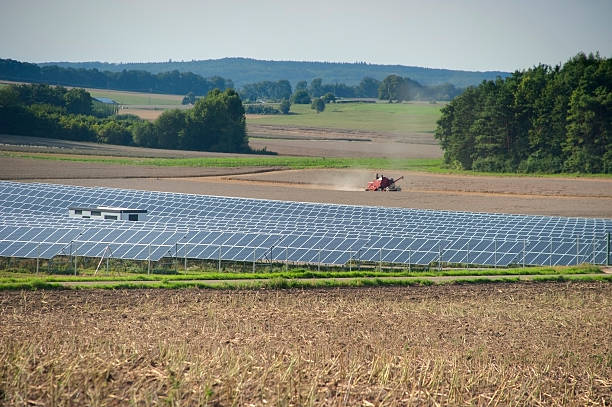panele słoneczne na zrównoważonego rozwoju obszarów wiejskich rolnictwa i hodowli - alternative engery zdjęcia i obrazy z banku zdjęć
