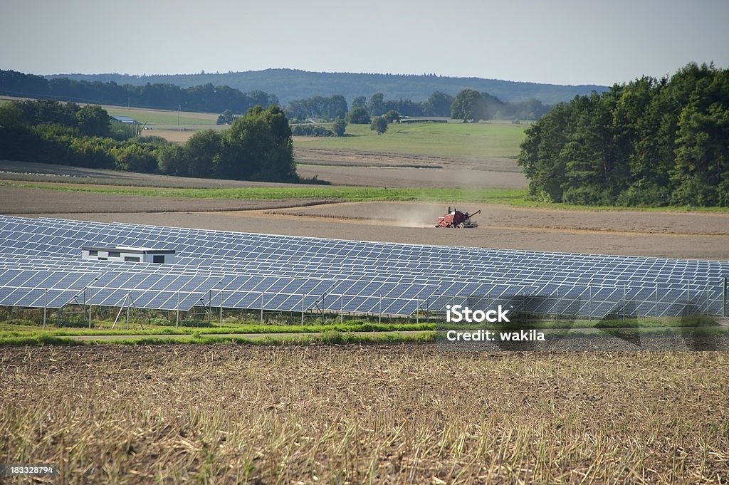 Painéis solares em sustentabilidade da agricultura e do desenvolvimento rural agrícola - Foto de stock de Fazenda royalty-free