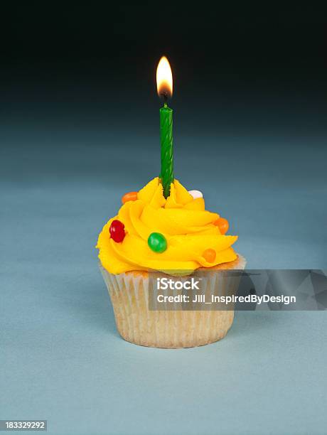 Foto de Cupcake De Aniversário Com Cobertura Amarela Na Azul Em Fundo Preto e mais fotos de stock de Amarelo