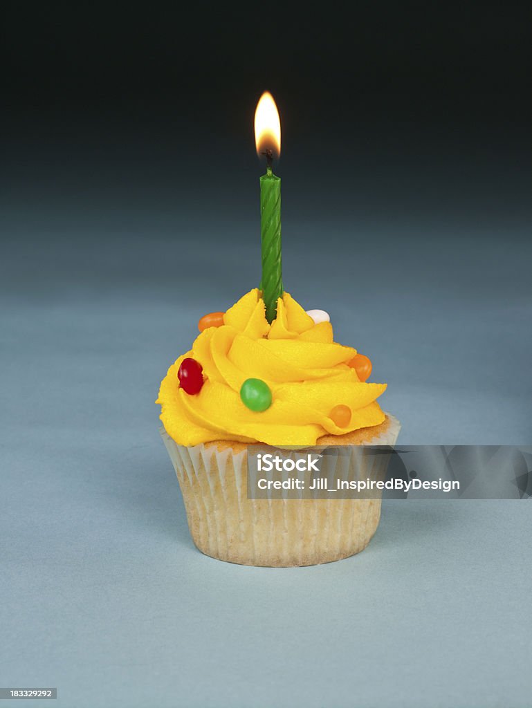 С днем рождения Капкейк с желтой frosting на синий на черном фоне - Стоковые фото Без людей роялти-фри