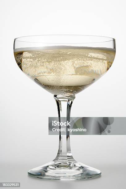 Isolierte Schuss Von Glas Champagner Auf Weißem Hintergrund Stockfoto und mehr Bilder von Champagnerglas