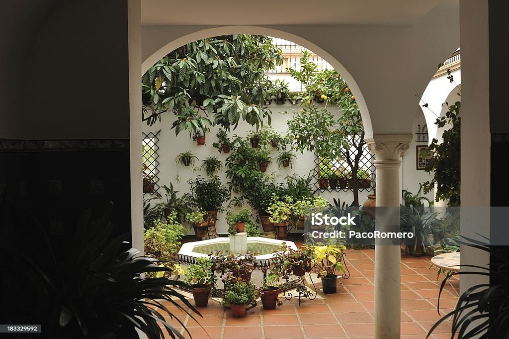 Andaluz tradicional Casa com Terraço e fonte - Royalty-free Terraço - Jardim Foto de stock