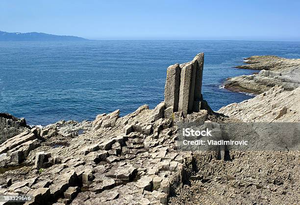 Felsenküste Stockfoto und mehr Bilder von Am Rand - Am Rand, Blau, Farbbild
