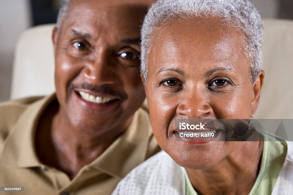 Rostos de feliz Casal americano africano idoso, foco na mulher - Royalty-free 50 Anos Foto de stock