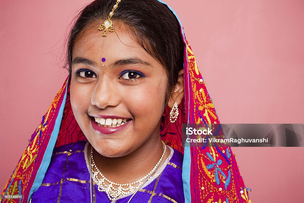 Fröhlich traditionelle indische attraktive schöne Teenager-Mädchen - Lizenzfrei 12-13 Jahre Stock-Foto