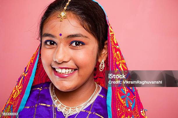 Fröhlich Traditionelle Indische Attraktive Schöne Teenagermädchen Stockfoto und mehr Bilder von 12-13 Jahre