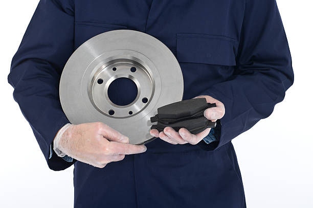 тормозной диск и накладки - part of vehicle brake disc brake pad isolated стоковые фото и изображения