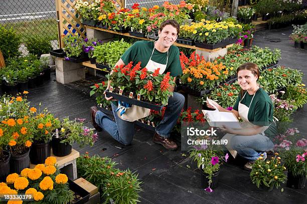 Gartenbaubetrieb Geschäft Arbeiter Verfügbarkeit Stockfoto und mehr Bilder von Arbeiter - Arbeiter, Berufliche Beschäftigung, Tragen