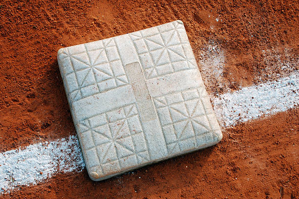 béisbol base, llegar a, equipo deportivo - baseball diamond baseball baseline grass fotografías e imágenes de stock