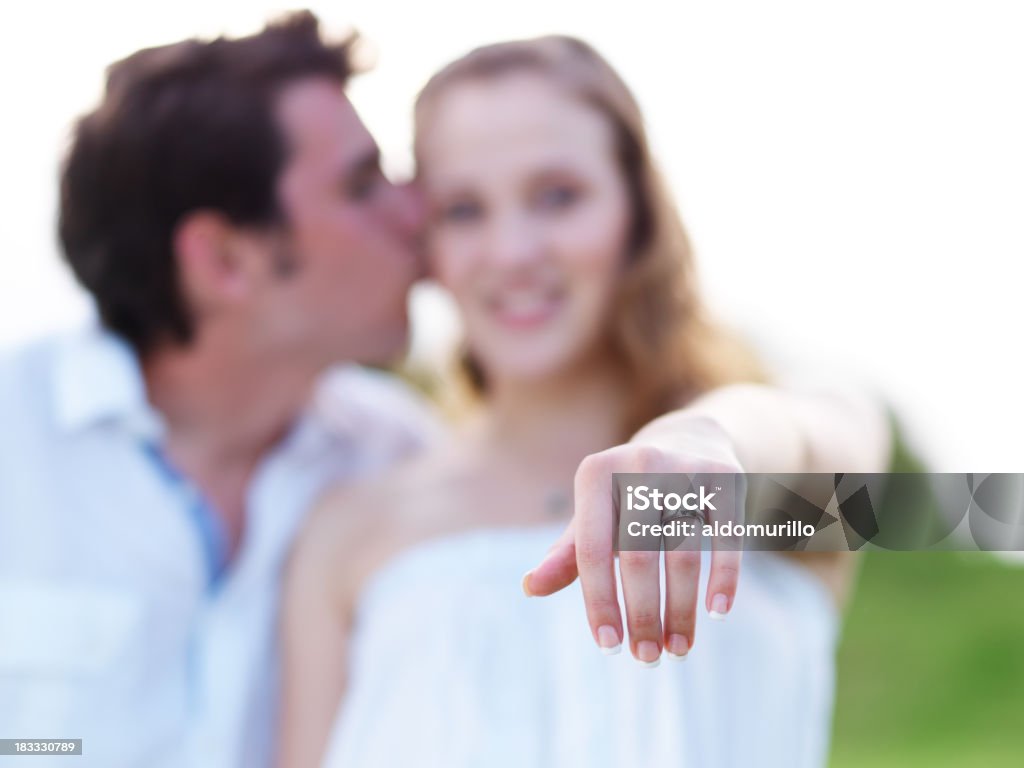 Adorável anel de noivado - Foto de stock de Adulto royalty-free