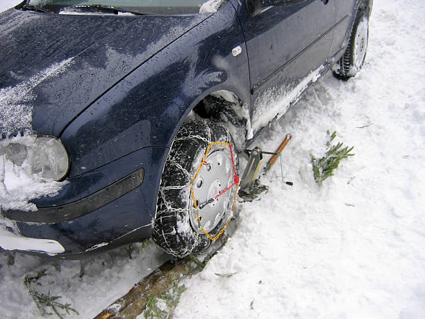 istock Car Stuck In Snow 183331116