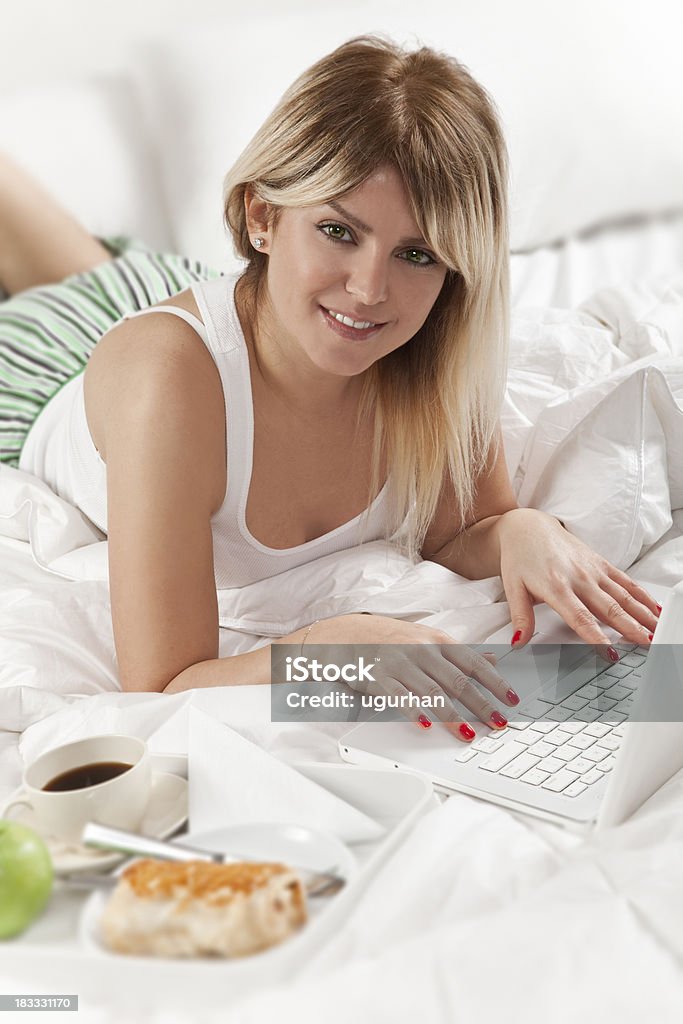 Jovem mulher na cama. - Foto de stock de 20 Anos royalty-free