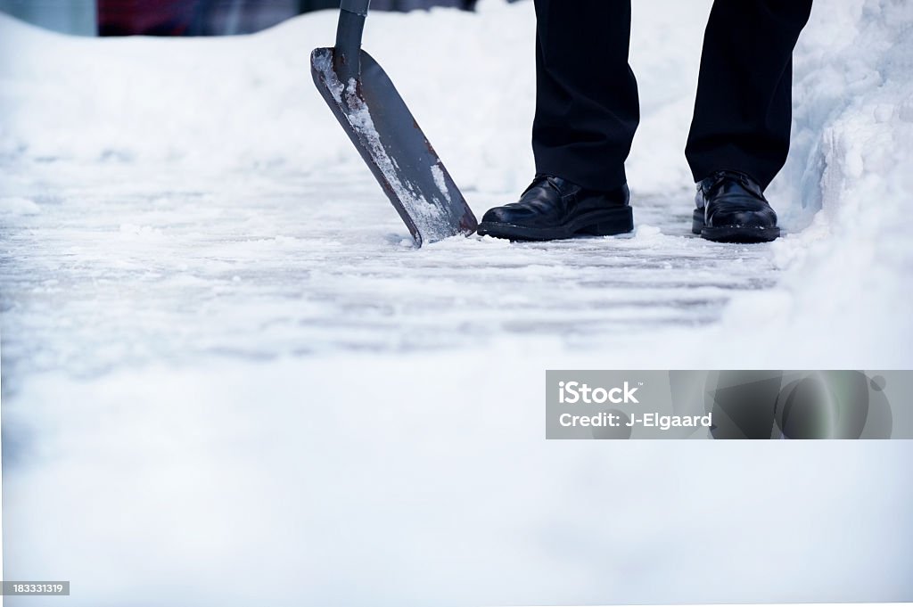 Welldressed homme avec Pelle à déneiger et copyspace - Photo de Neige libre de droits