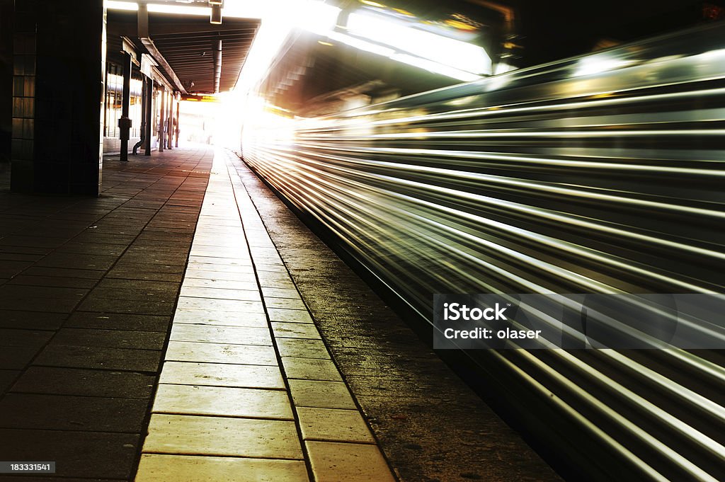Tren de metro en la luz brillante - Foto de stock de Actividad libre de derechos