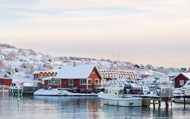 冬の漁村 - sweden cottage winter snow ストックフォトと画像