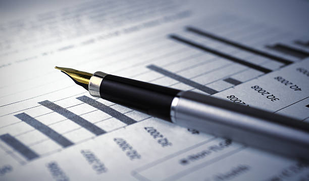 Financial report graph with pen Toned Financial Report fountain pen photos stock pictures, royalty-free photos & images