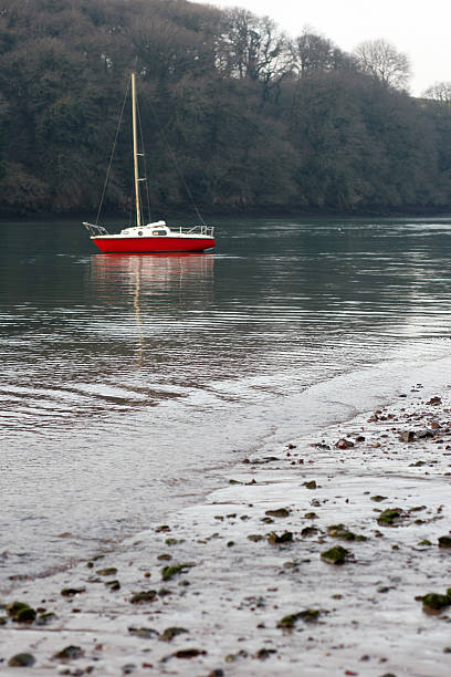 barco de maré sair da praia - tide going out - fotografias e filmes do acervo