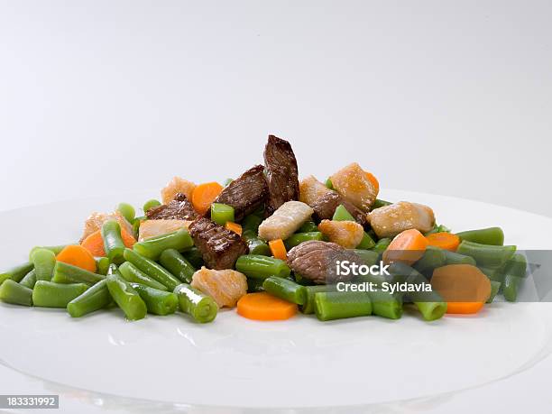 Foto de Carne Com Legumes e mais fotos de stock de Alimentação Saudável - Alimentação Saudável, Almoço, Branco