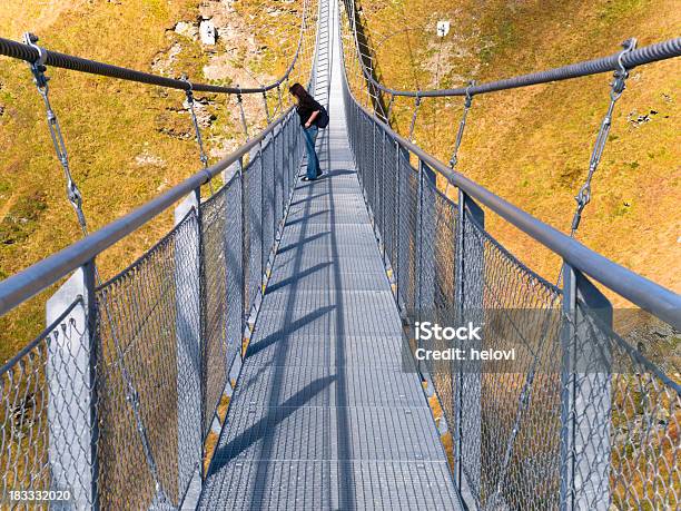 Foto de Ponte Suspensa Sobre Stubnerkogel e mais fotos de stock de Adulto - Adulto, Alpes europeus, Assistindo