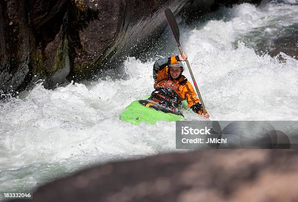 Photo libre de droit de Femme Pagayer Un Kayak En Eaux Vives Sur La Rivière Montana banque d'images et plus d'images libres de droit de Rapides - Rivière