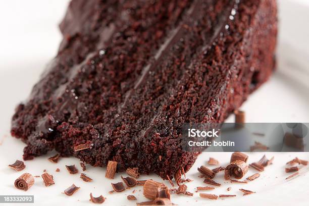 Bolo De Chocolate Com Ganache Frosting - Fotografias de stock e mais imagens de Alimentação Não-saudável - Alimentação Não-saudável, Assado no Forno, Bolo - Sobremesa