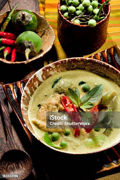 Curry Verde Tailandese Con Pollo - Fotografie stock e altre immagini di Alla moda - Alla moda, Asia, Basilico