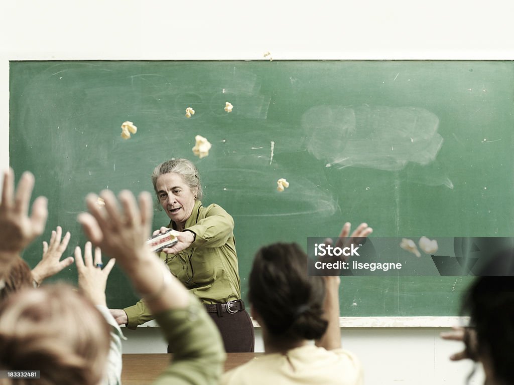 Estudiantes tirando periódicos - Foto de stock de Maestro libre de derechos