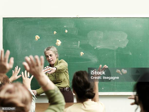 Estudiantes Tirando Periódicos Foto de stock y más banco de imágenes de Maestro - Maestro, Violencia, Enfado