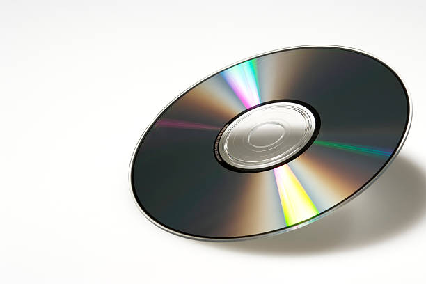 isolierte schuss von kompakte ermäßigung auf weißem hintergrund mit schatten - dvd cd computer software red stock-fotos und bilder