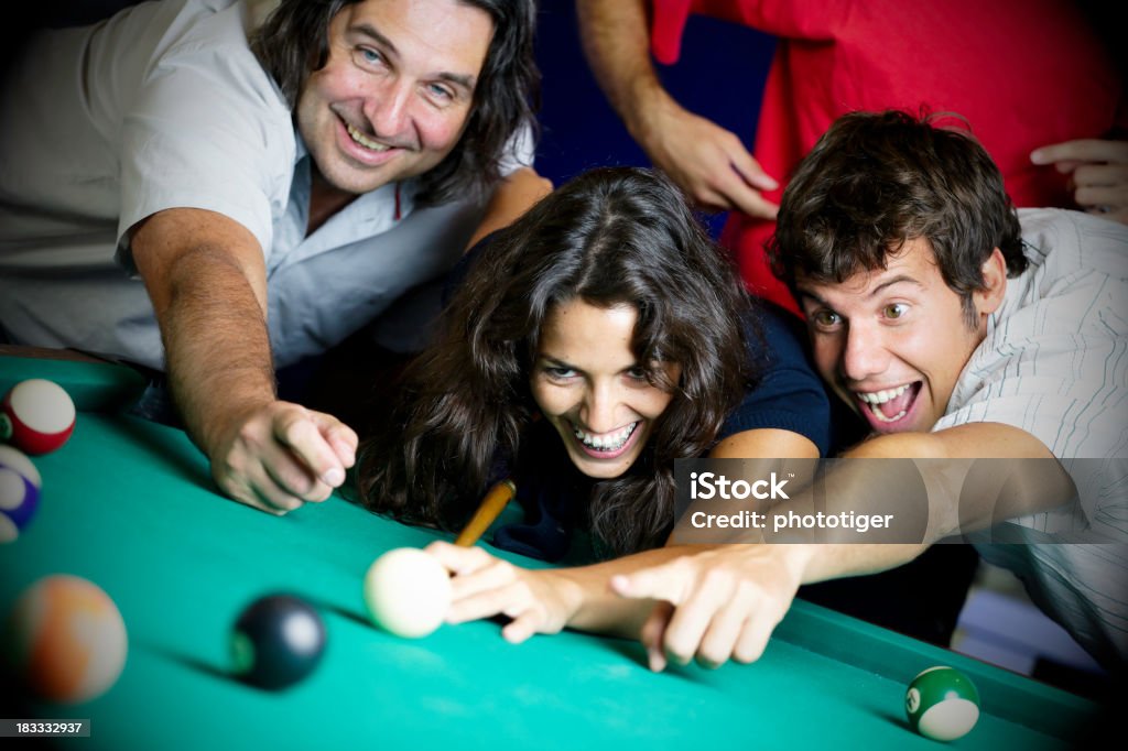 Amici giocare a biliardo - Foto stock royalty-free di Biliardo - Gioco