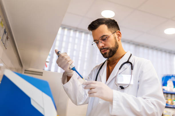 istock Male veterinarian working in laboratory. 1833332169