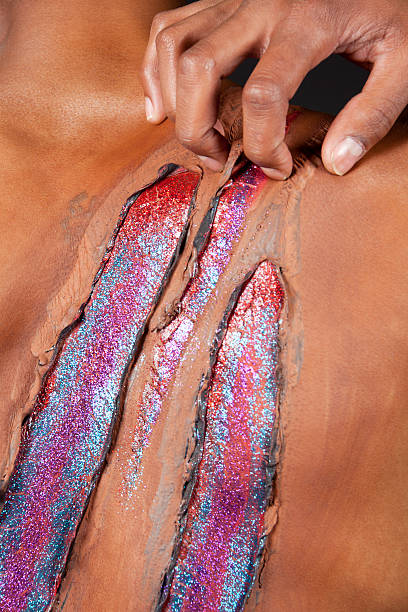 alienígenas olhando scars no man's back - fingernail stage makeup make up alien - fotografias e filmes do acervo