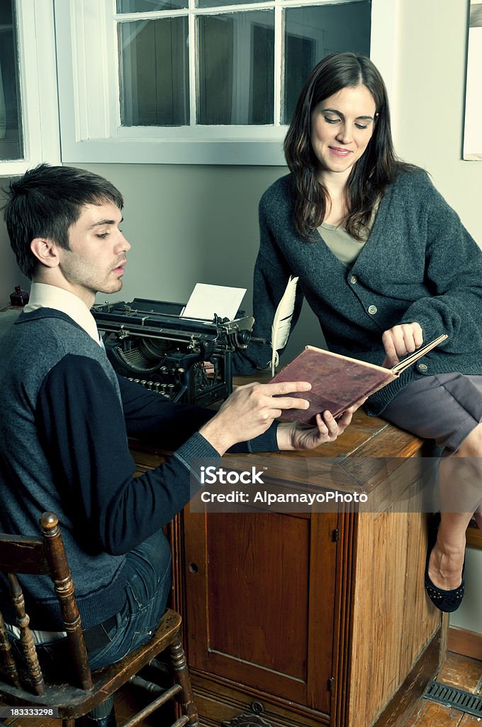 Employé de bureau discutant avec jeune femme (rétro - Photo de Adulte libre de droits